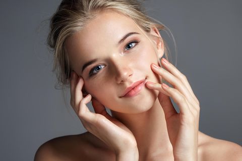Große Poren verkleinern: natürlich geschminkte Frau