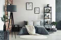 Modern wohnen Modern wohnen: Schlafzimmer in grauen Farben und Steinwand