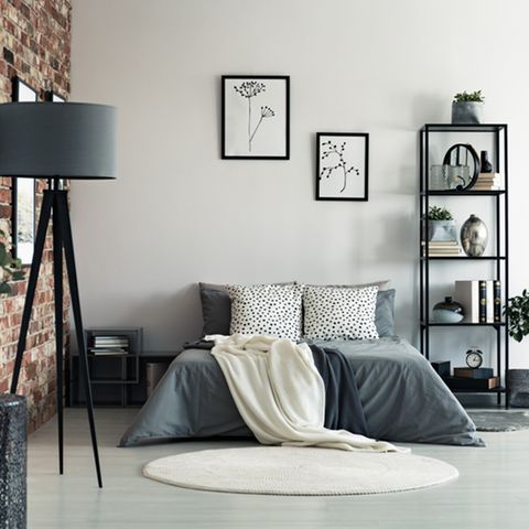 Modern wohnen: Schlafzimmer in grauen Farben und Steinwand