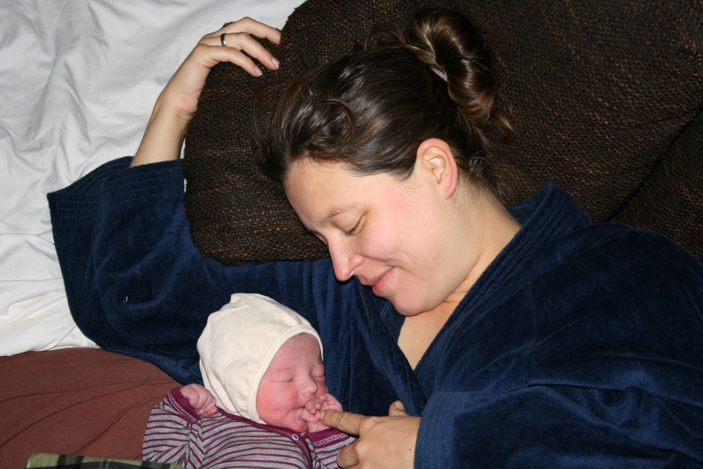 Hausgeburt auf einem Hausboot: Jill Grigoleit und ihre Tochter Morlin kurz nach der Geburt