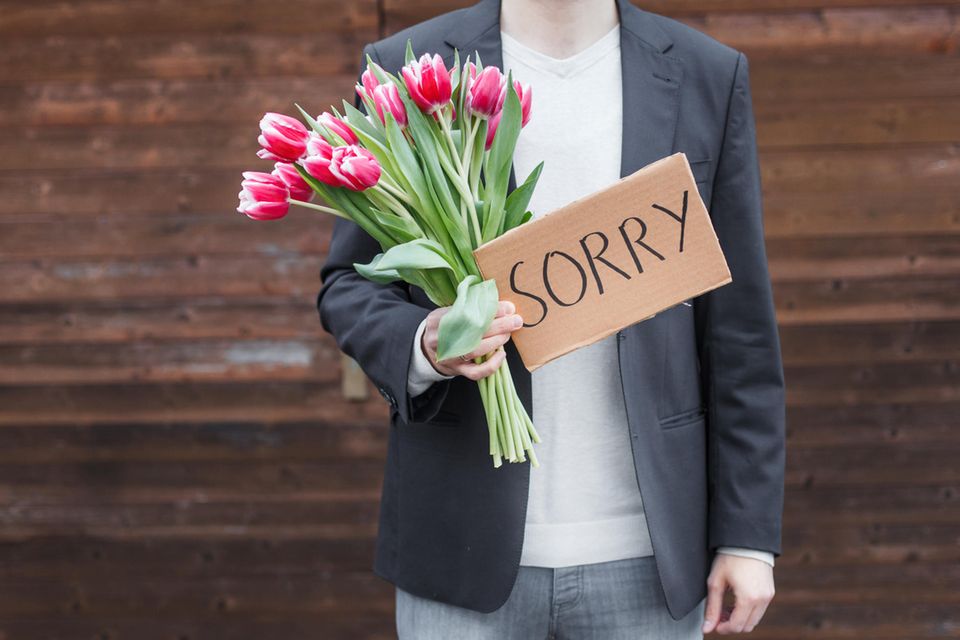 Schlechte Entschuldigung: Mann mit Blumen