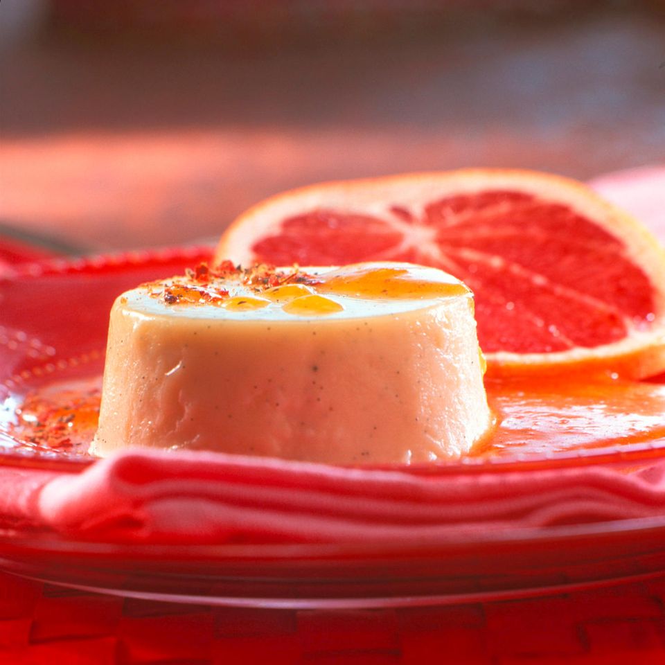 Panna cotta mit Gewürz-Karamell und rosa Grapefruit