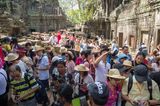 Die Unesco-Welterbestätte in Kambodscha erstickt an seiner eigenen Popularität. Die Treppen und Wege der 900 Jahre alten Tempelanlage Angkor Wat sind durchgelaufen und die kostbaren Reliefs bröckeln, weil viel zu viele Hände sie anfassen. Der Wassermangel der Region um Siem Reap wird durch die zahllosen Hotels und Urlauber verschärft.