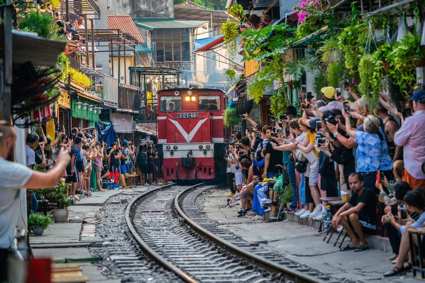 In Hanois Altstadt kriecht eine Eisenbahn zwischen Wohnhäusern hindurch, die Stecke wurde durch unzählige Instagram-Fotos berühmt und zieht Massen von Selfie-Touristen an, die den Zugverkehr behindern, die Anwohner verdrängen und sich selbst in Lebensgefahr bringen. Muss man nicht dabei sein, oder?