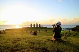 Jährlich mehr als 100.000 Touristen steuern die Osterinsel an – und fallen damit auf, die sagenumwobenen Steinkolosse für Selfies zu missbrauchen, indem sie sie berühren und schädigen. 