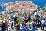 Auch Dubrovnik platzt aus allen Nähten, nicht erst, seit dort Szenen für die Serie "Game of Thrones" gedreht wurden. Inzwischen versucht die Politik, den Besucherandrang in der Altstadt durch verschiedene Maßnahmen zu begrenzen. 