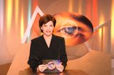 Birgit Schrowange: sitzt am Tisch in einer TV-Sendung