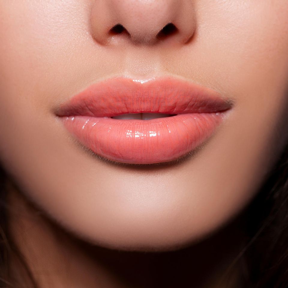 Lippen aufspritzen: Frau mit Lipgloss