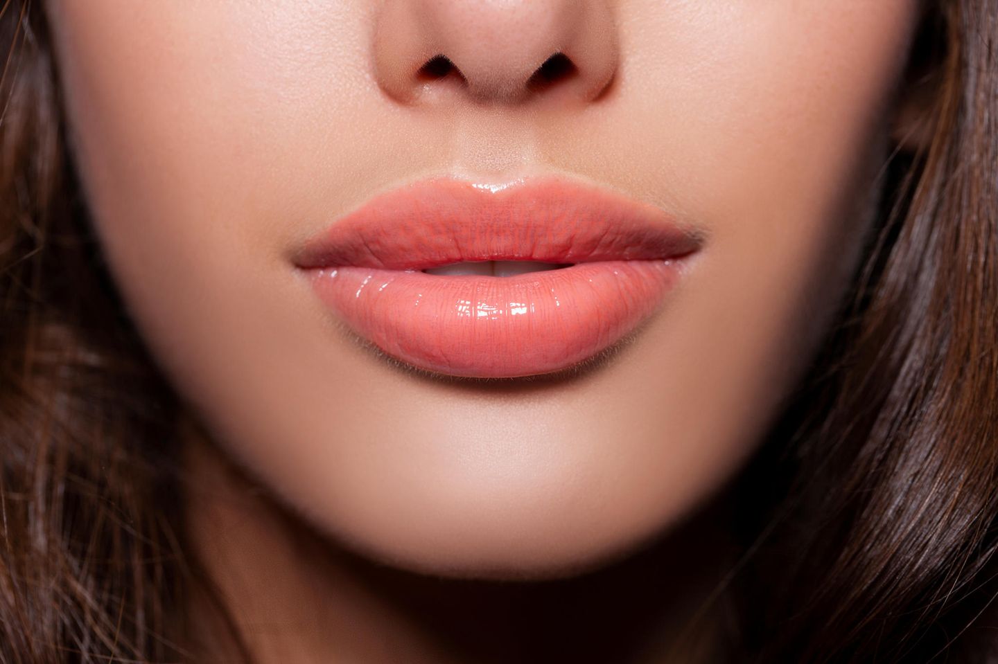 Lippen aufspritzen: Frau mit Lipgloss. 