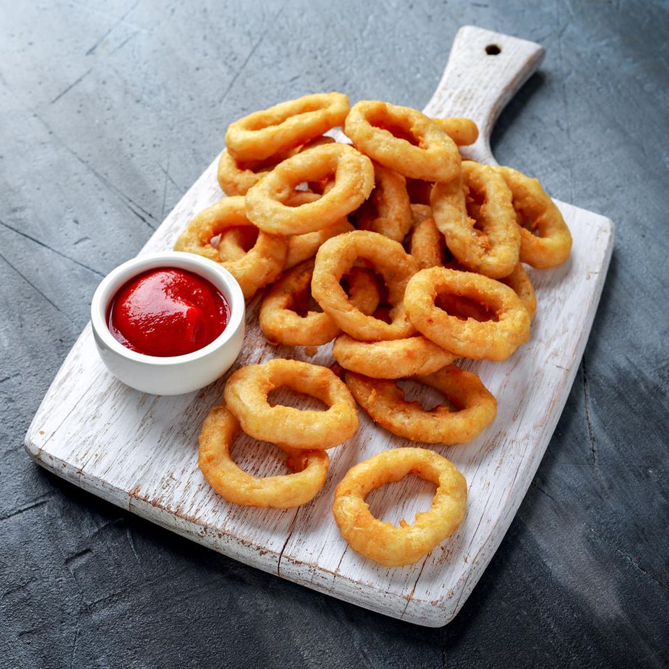 Zwiebelringe: Onion Rings auf einem Brett