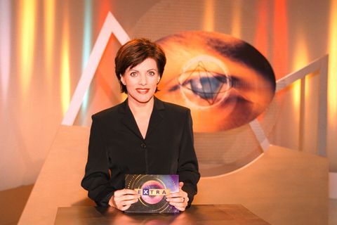 Birgit Schrowange: sitzt am Tisch in einer TV-Sendung