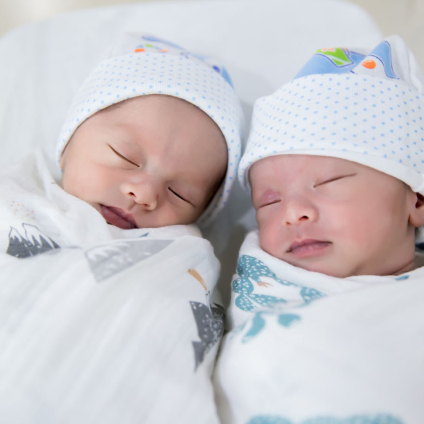 Twin birth: how a hug saves the life of one of the babies: photo of twins