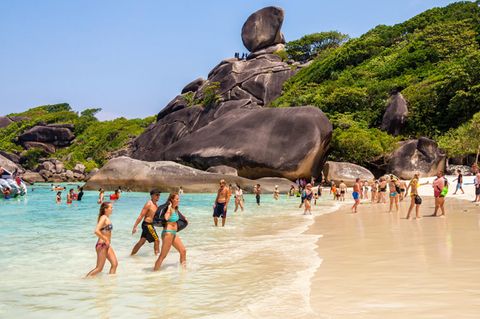 Koh Tachai ist in Wahrheit nur eine von vielen überlaufenen Inseln in Thailand. Der Strand Maya Bay auf der Insel Ko Phi Phi Leh, der durch den Film "The Beach" weltberühmt wurde, musste sogar geschlossen werden. Die täglich bis zu 7000 Touristen schadeten der Natur massiv. 