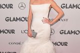 Charlize Theron bei dem Women o the Year Awards in einer weißen Robe