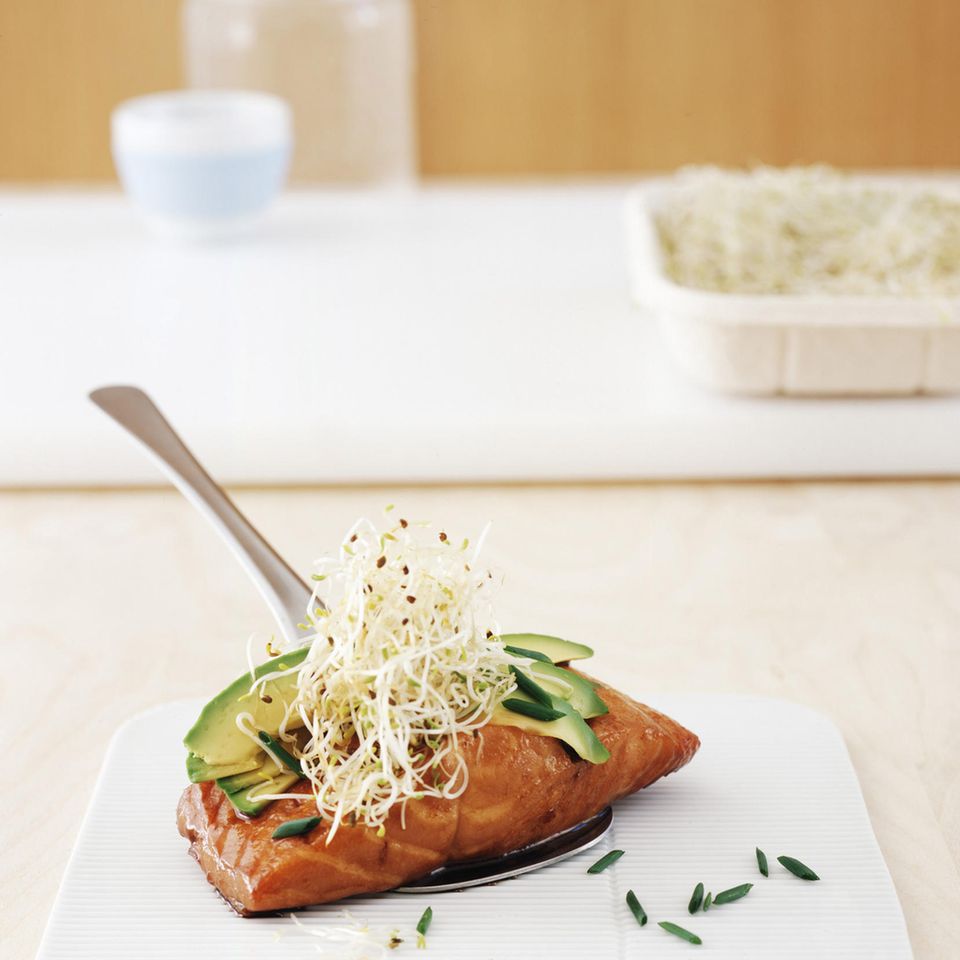 Teriyaki-Lachs mit Avocado und Sprossen