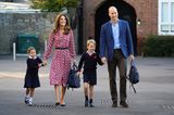 Meghan, Kate und Co. 2019: Herzogin Kate mit Prinz William und den Kindern Hände haltend