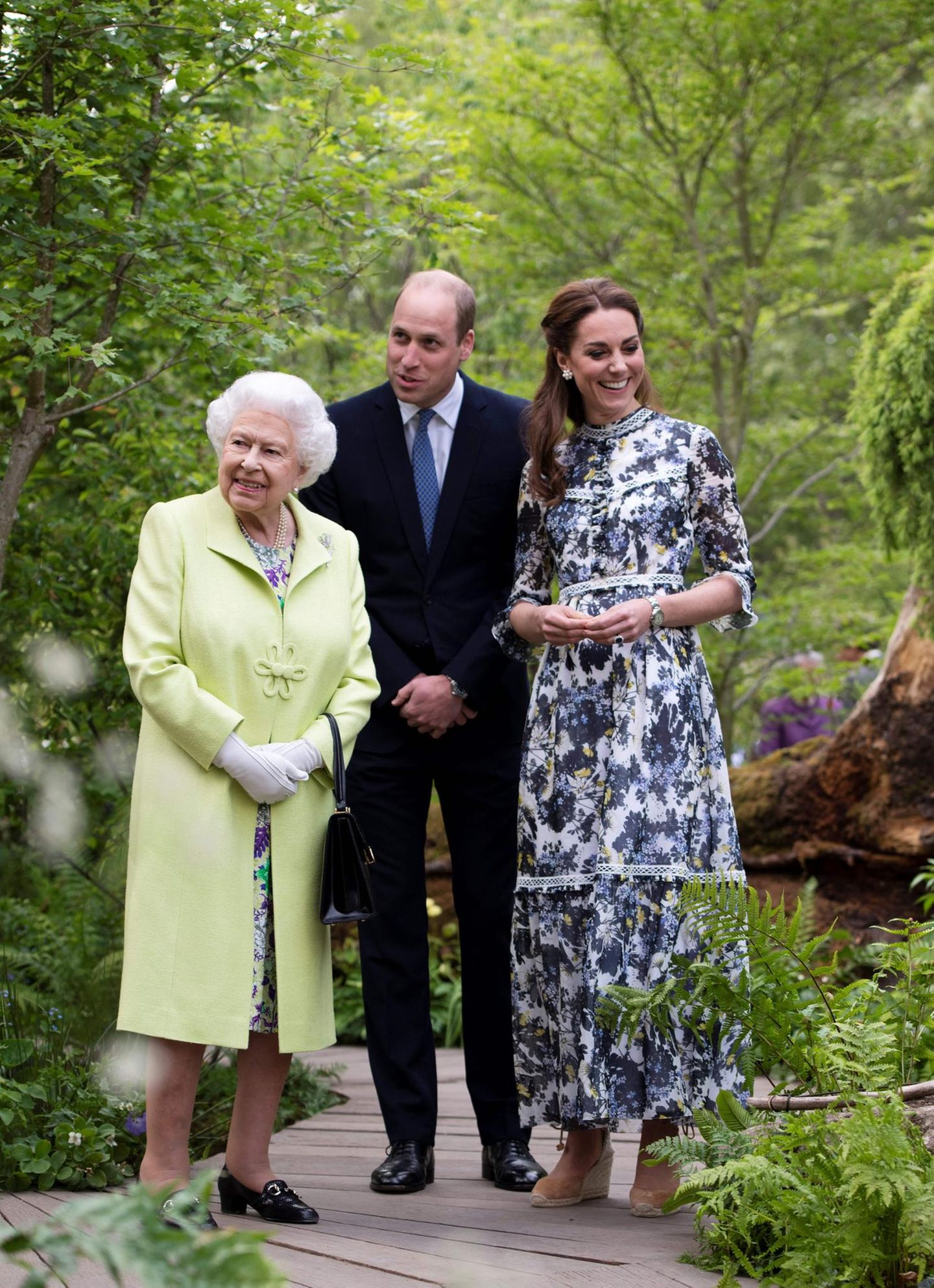 Meghan, Kate und Co. 2019: Herzogin Kate mit Queen Elisabeth und Prinz William im Garten