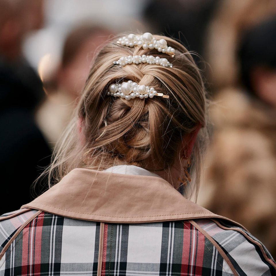 Weihnachtsfrisuren: Französicher Zopf mit Perlenspangen