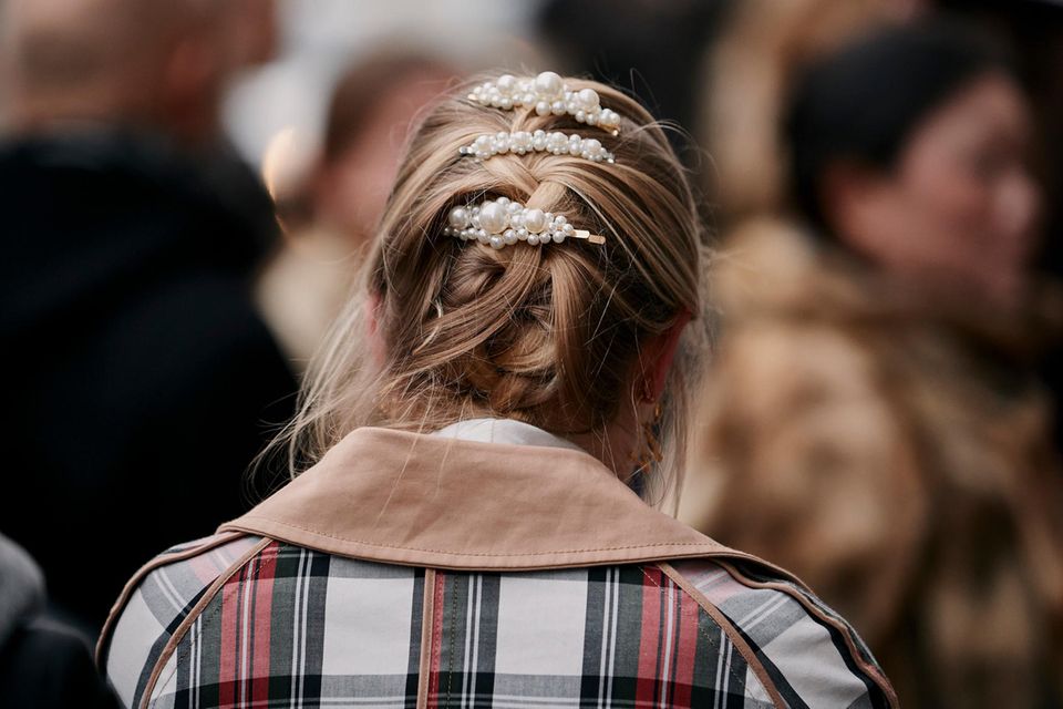 Weihnachtsfrisuren: Französicher Zopf mit Perlenspangen