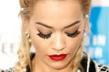Weihnachtsfrisuren: Rita Ora mit Perlen im Zopf