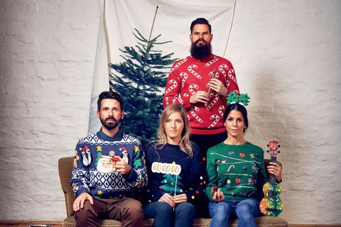 Wir bringen kurz Licht ins Dunkel: Autor Björn, roter Pullover. In Blau: seine Exfrau Anna plus Freund Klas. Bleibt noch grün: Björns Freundin Vian. Hier nicht in Bild und Ton: Barbara, Christian und zwei Avas. Erklärt sich später. 