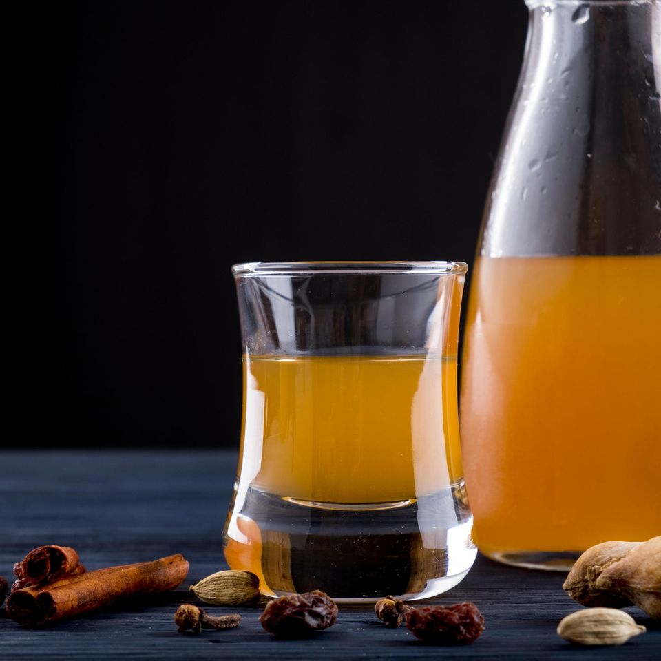 Met selber machen: Honigwein im Glas und Gewürze