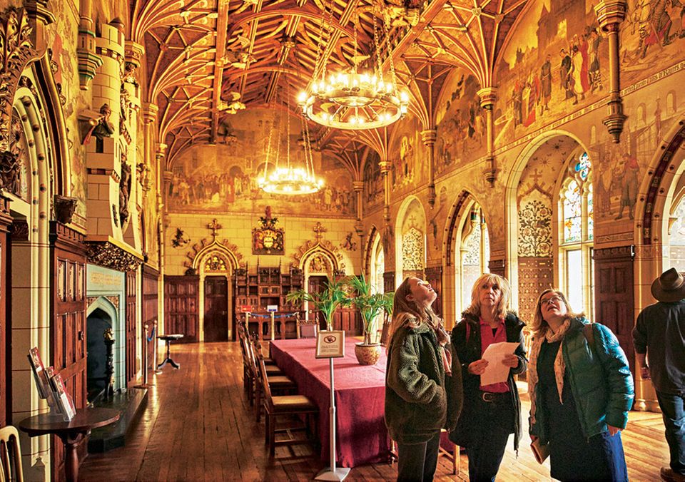 Alte Pracht: In der Bankett-Halle von Cardiff Castle geht der Blick die Wände hoch Alte Pracht: In der Bankett-Halle von Cardiff Castle geht der Blick die Wände hoch