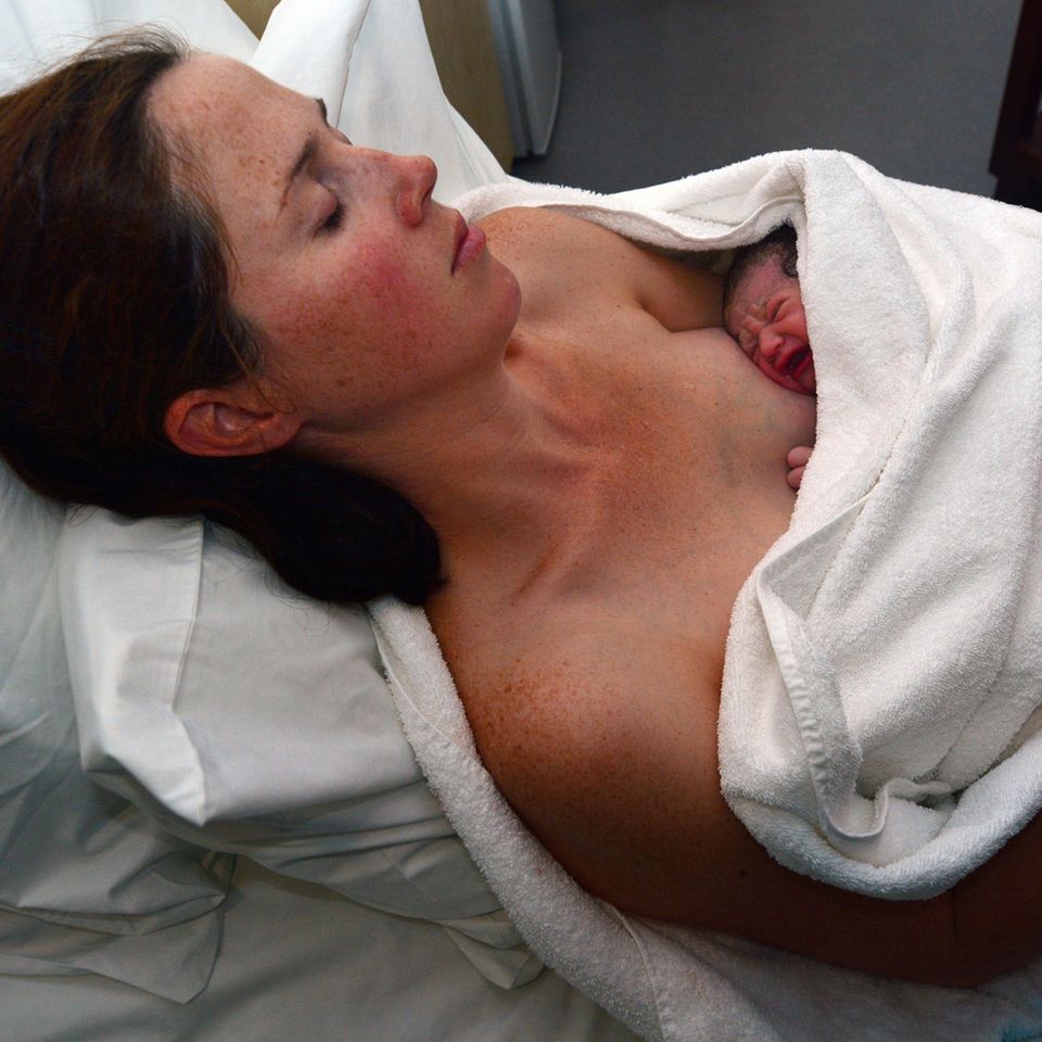 Frau mit Baby kurz nach der Geburt