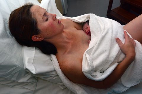 Frau mit Baby kurz nach der Geburt