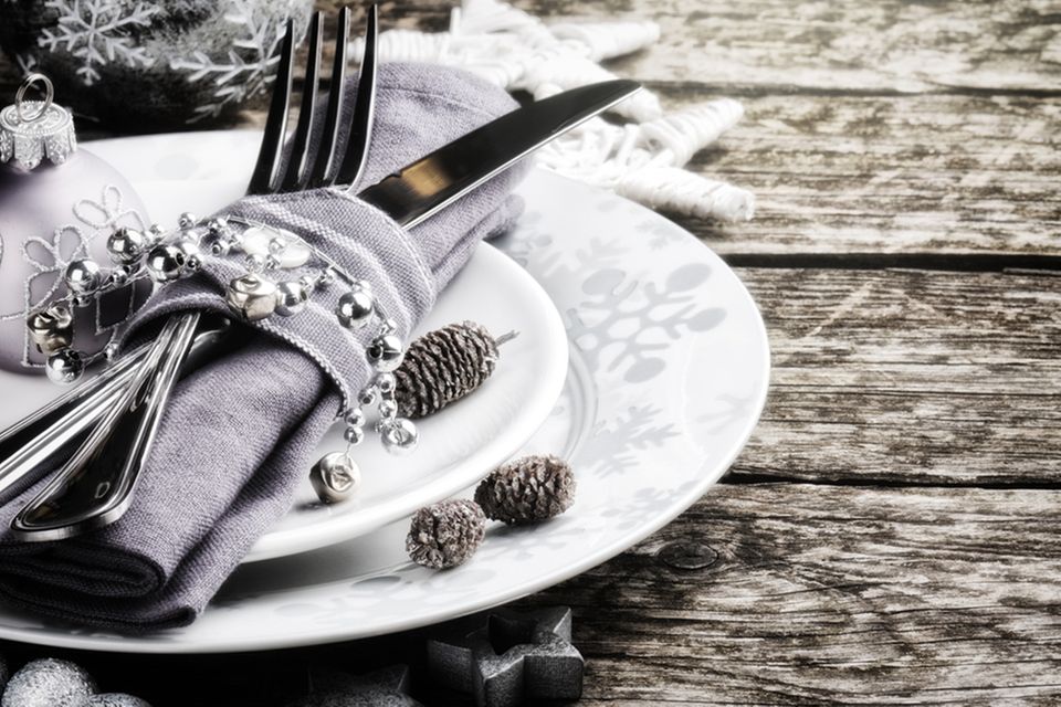 Weihnachtliche Tischdeko: Gedeckter Tisch mit Weihnachtsdeko