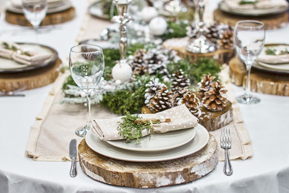 Weihnachtliche Tischdeko: Festlich geschmückte Tafel
