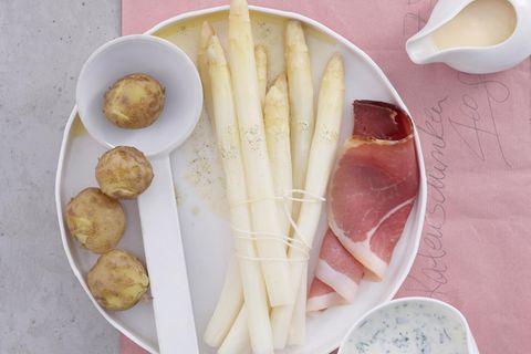 Stangenspargel mit Vanille-Meersalz-Butter und Kräutercreme