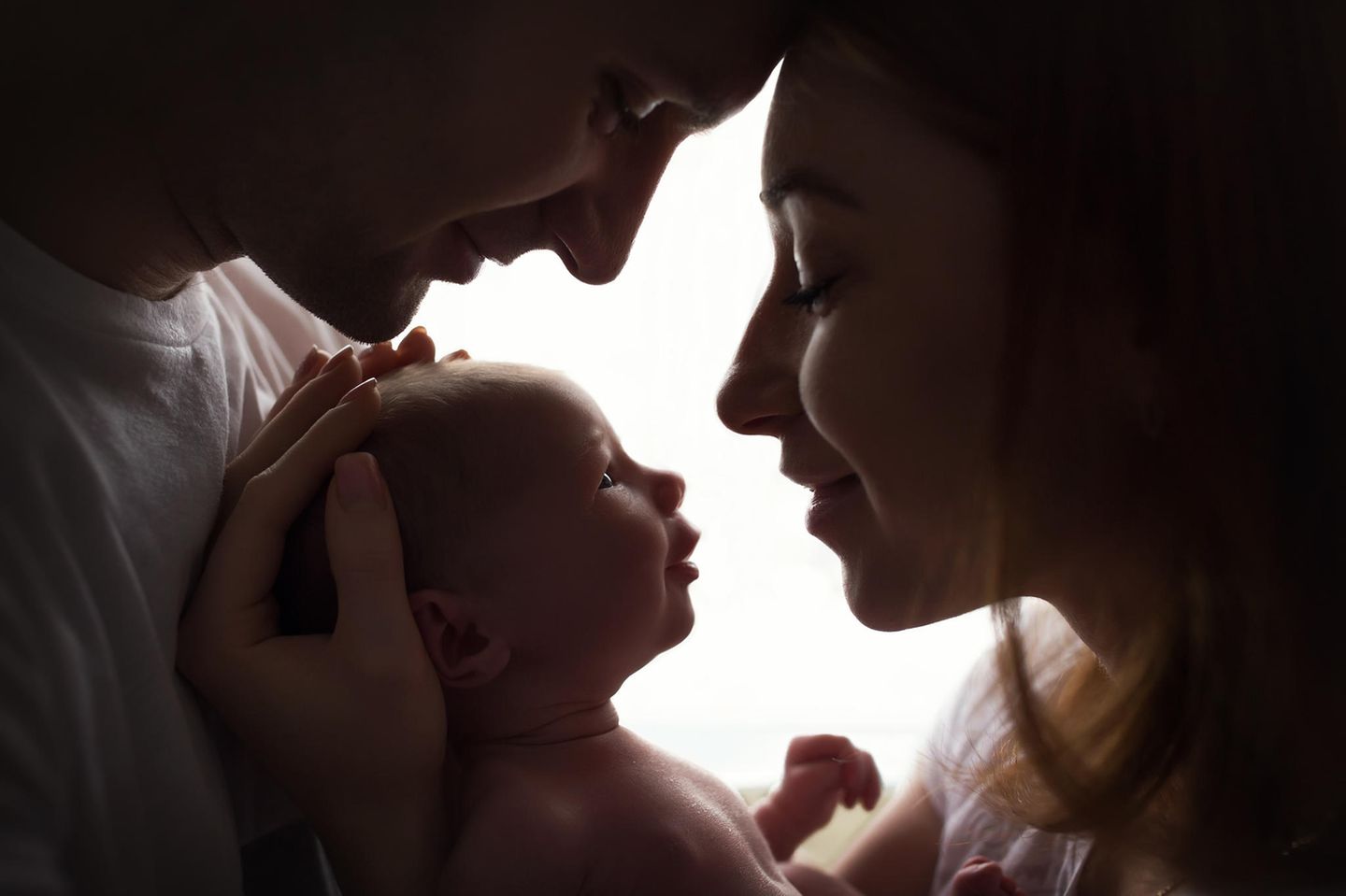 Baby im Radio gewonnen: Symbolbild Eltern halten Baby