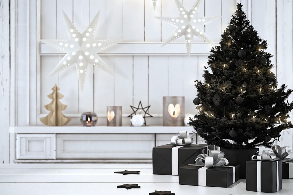 Schwarzer Weihnachtsbaum mit Geschenken