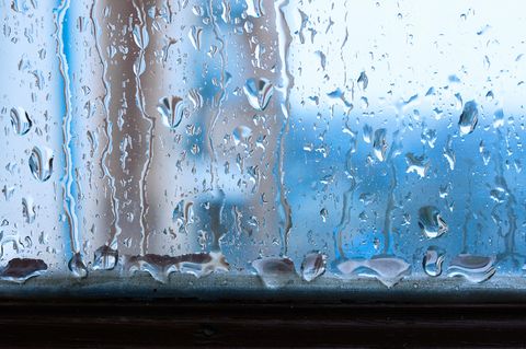 Luftfeuchtigkeit senken: Wassertropfen im Fensterrahmen