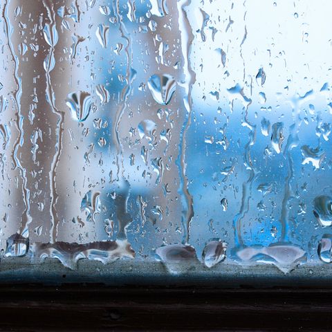 Luftfeuchtigkeit senken: Wassertropfen im Fensterrahmen