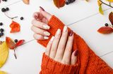Fingernägel-Design: Frau mit lackierten Nägeln