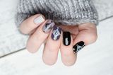 Fingernägel-Design: Frau mit lackierten Nägeln