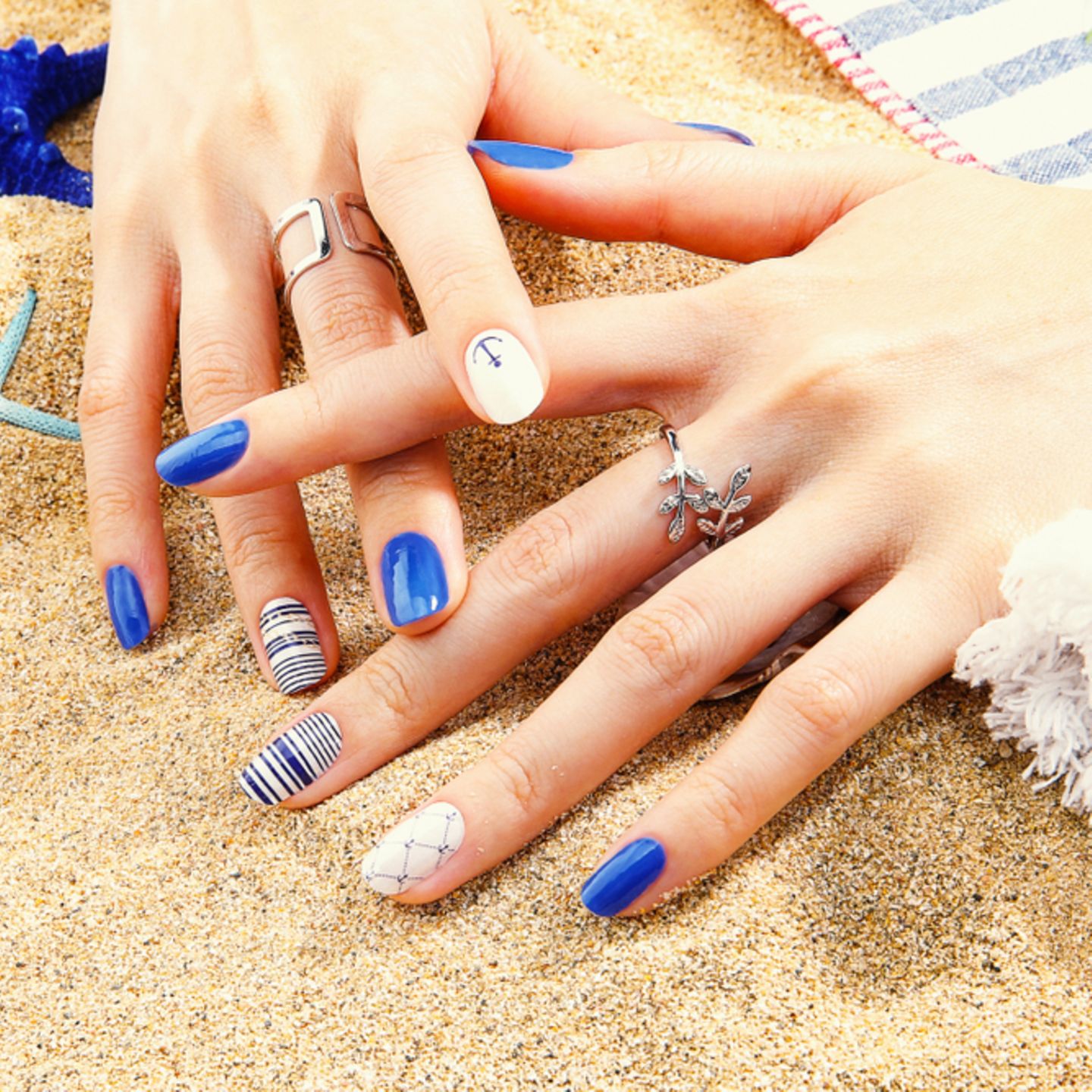 Fingernägel-Design: Nägel in blau und weiß lackiert