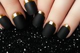 Fingernägel-Design: Schwarzlackierte Nägel mit Goldakzent