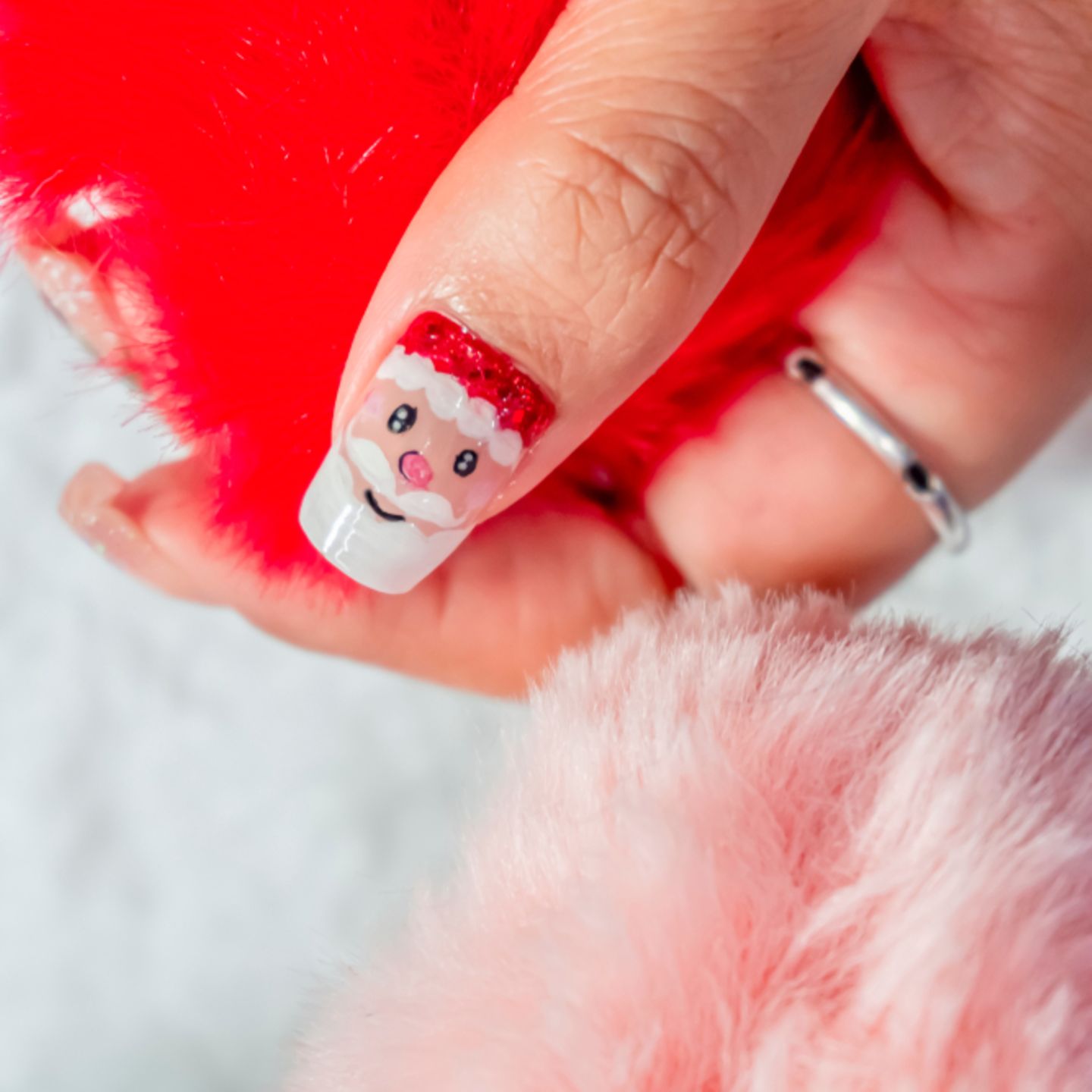 Fingernägel-Design: Weihnachtsmann auf Fingernagel lackiert