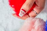 Fingernägel-Design: Weihnachtsmann auf Fingernagel lackiert