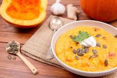 Kürbissuppe mit Ingwer Kürbissuppe mit Ingwer auf einem Teller