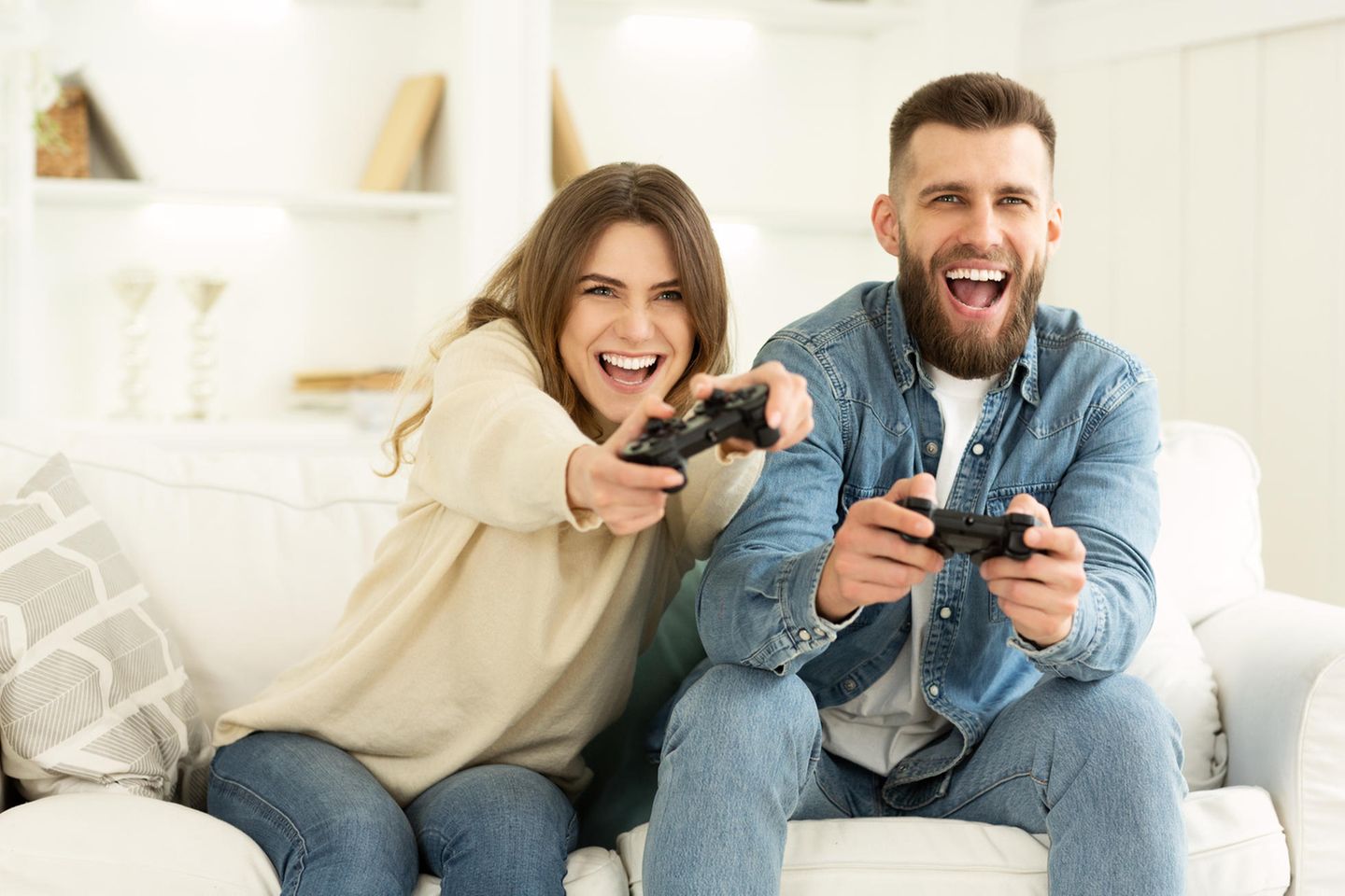 PS4 am Black Friday: Mann und Frau spielen Konsole