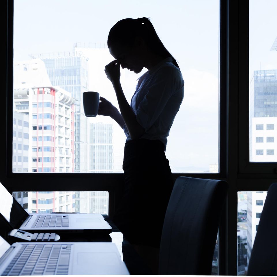 Stressmanagement: Gestresste Frau im Büro