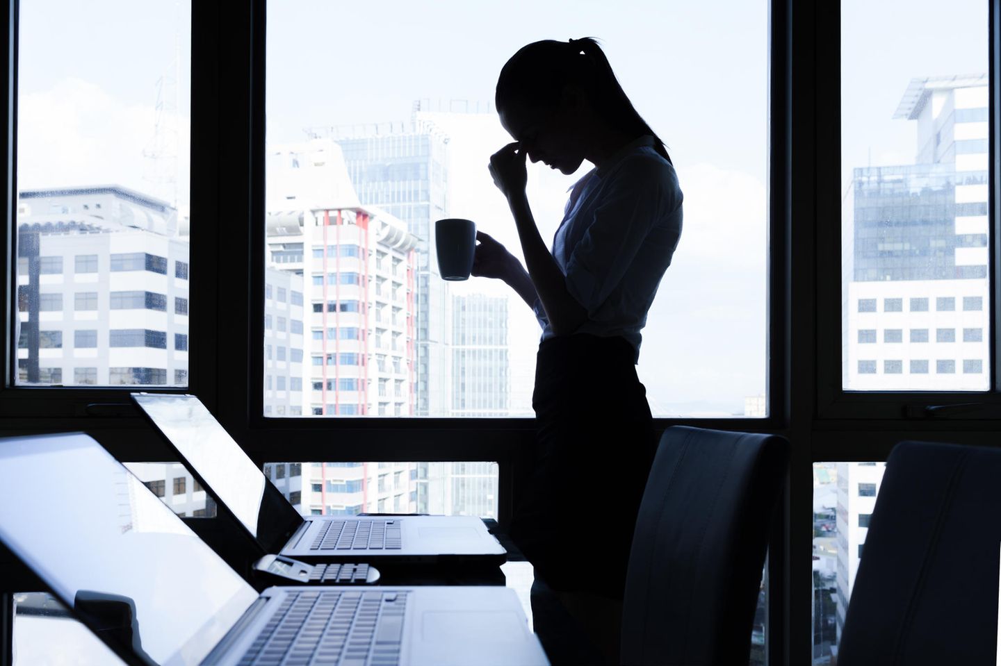 Stressmanagement: Gestresste Frau im Büro
