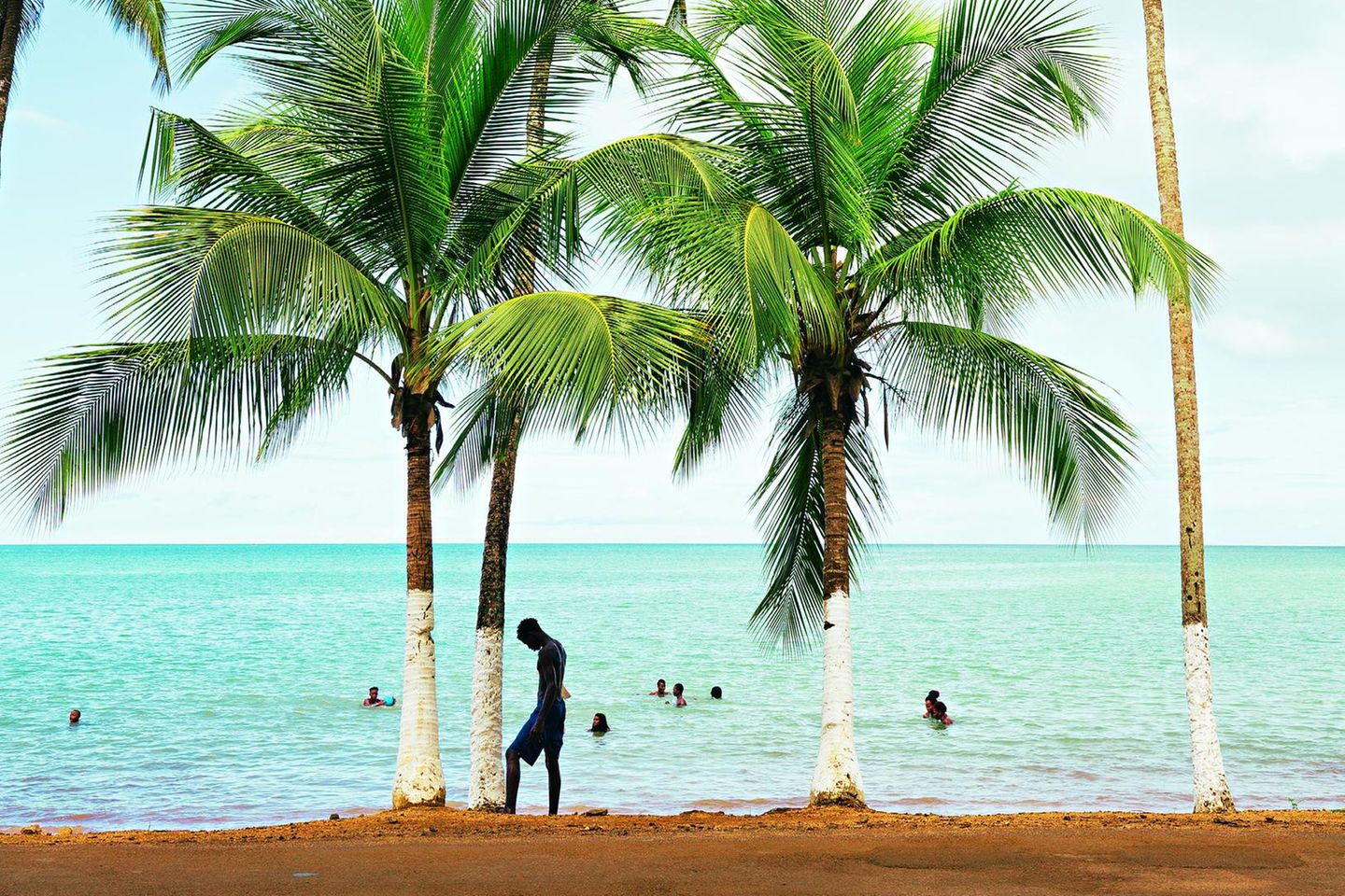 São Tomé und Príncipe: Reisetipps für die Inseln: Strand vor blauem Meer