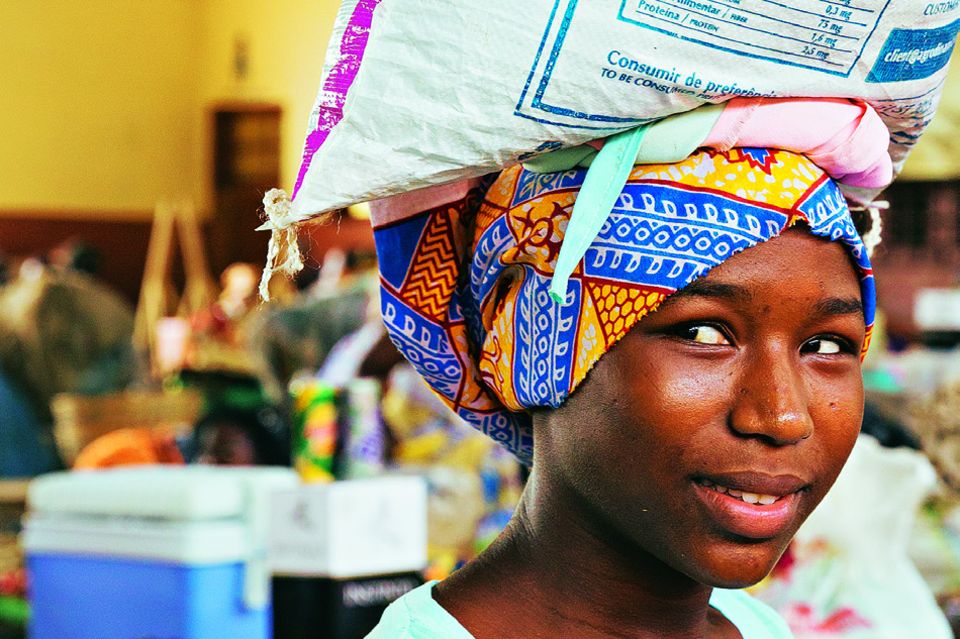 São Tomé und Príncipe: Reisetipps für die Inseln: Frau trägt Reissack