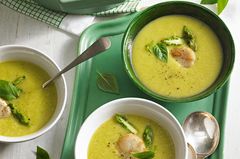 Grüne Spargelsuppe mit gebratenen Jakobsmuscheln Grüne Spargelsuppe mit gebratenen Jakobsmuscheln