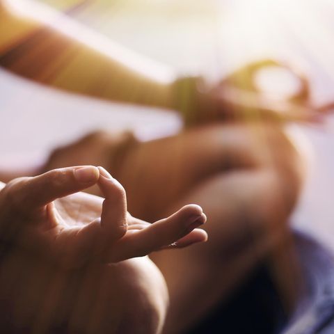 Entspannungstechniken: Frau meditiert